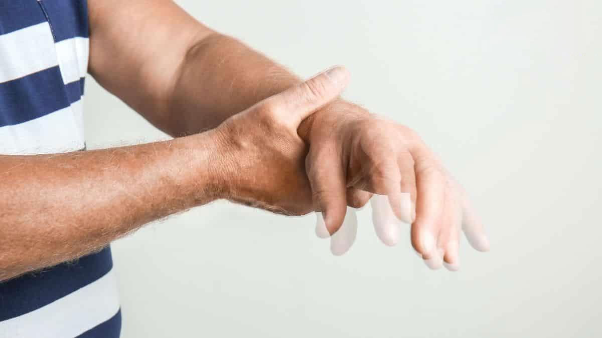 بررسی علل و راه‌های درمان لرزش دست