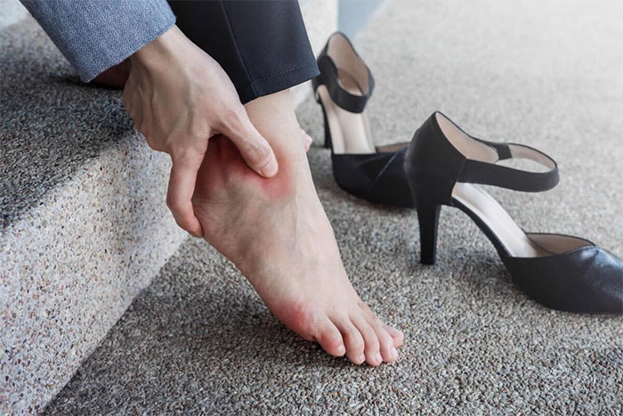 مضرات پوشیدن کفش پاشنه بلند