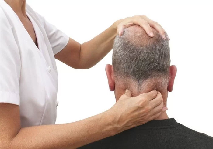 چه موقع برای گردن درد به پزشک مراجعه کنیم؟