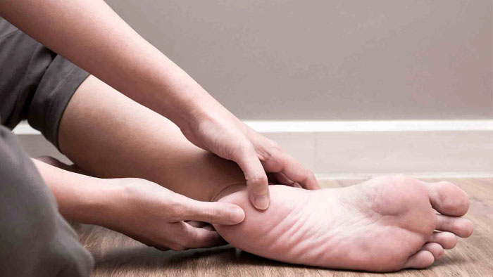 چه زمانی برای بی حسی پاشنه پا به پزشک مراجعه کنیم؟