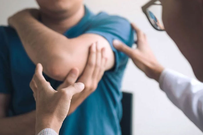 چه زمانی ضروری است برای درد دست و شانه به پزشک مراجعه کرد؟